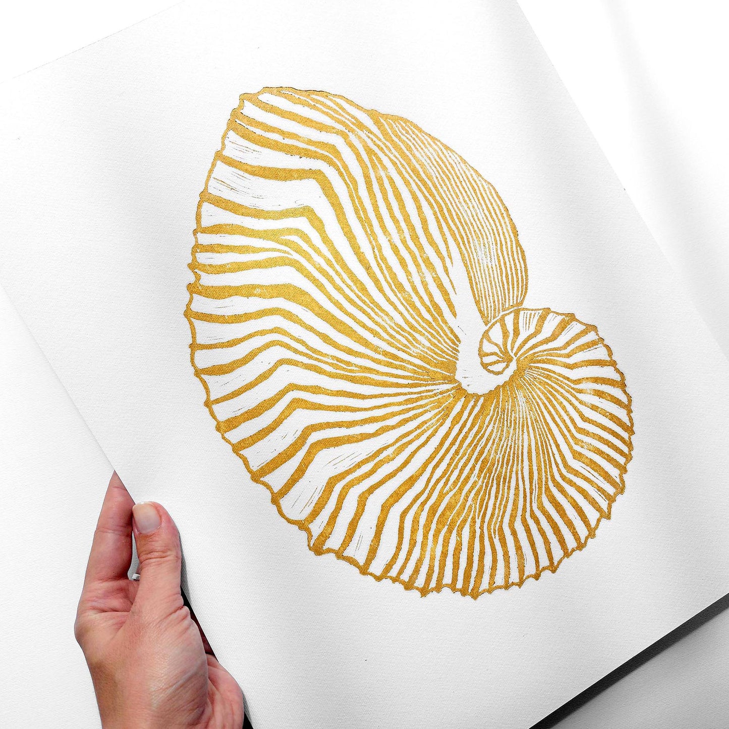 gold hampton decor abstract brown sea shell linocut print boho summer wall art original artwork classical style relief island luxe wall art lino maritime living linogravure Resortcore Tourist-Chic printmaking block handprint modern unique scandinavian minimalist geometric textured aesthetic moody unique wall hanging summer bathroom heirloom dorm laundry nautical above bed decor entryway decordried home office new home gift housewarming self DIY minimalism art