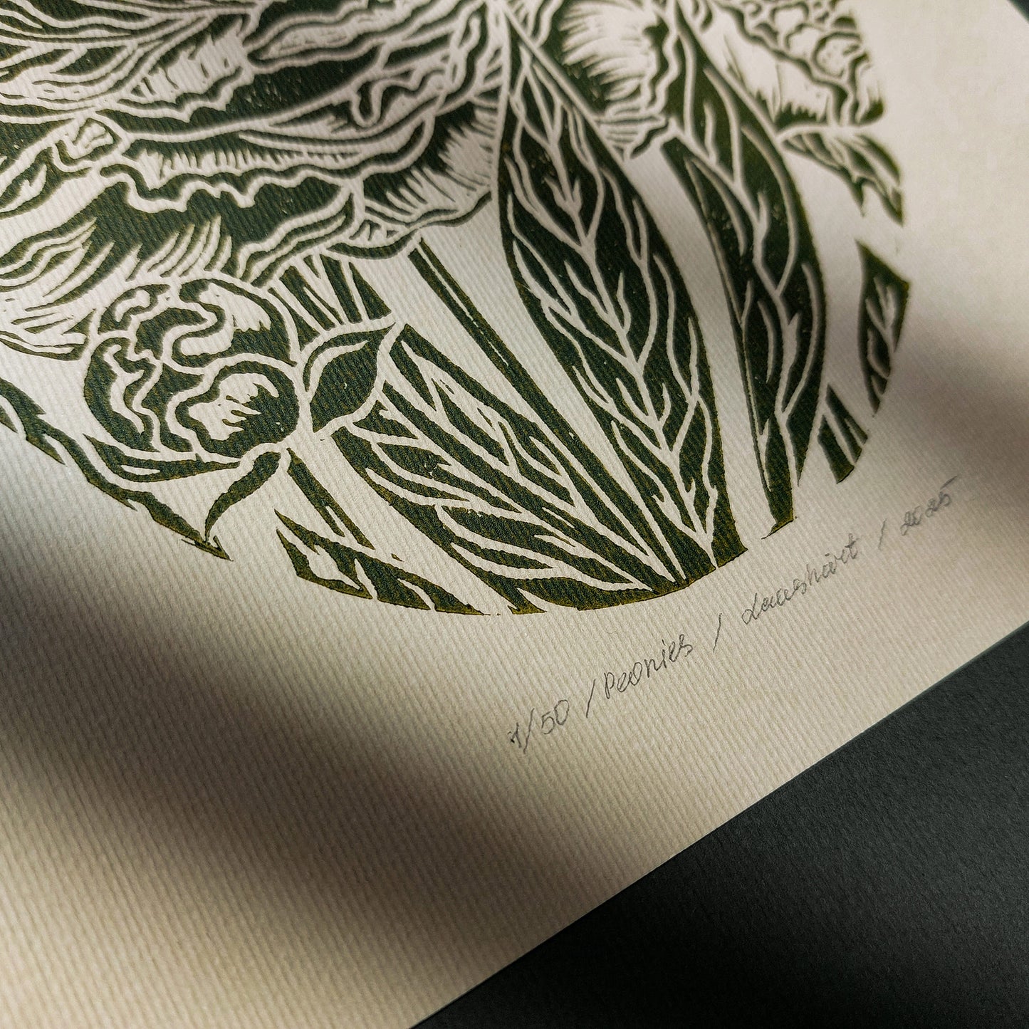 Vintage Peonies Flower Linocut Print Floral Original Artwork Chateaucore Wall Art Living Room Decor Floral Lino Hostess Thank You Gift
Linogravure Lino print flower wall hanging Vintage art unique wall art trendy thank you gift boss teacher appreciation gift Summer Spring wall art sister in law gift signature shelf decor self gift Sage green color rustic wall art Retro artwork retirement Relief print realtor closing gift Printmaking art plant lover gift original illustration original artwork one of a kind