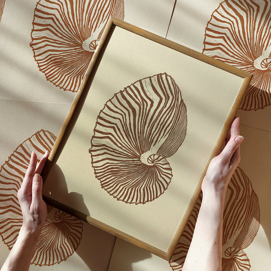 hampton decor abstract brown sea shell linocut print boho summer wall art original artwork classical style relief island luxe wall art lino maritime living linogravure Resortcore Tourist-Chic printmaking block handprint modern unique scandinavian minimalist geometric textured aesthetic moody unique wall hanging summer bathroom heirloom dorm laundry nautical above bed decor entryway decordried home office new home gift housewarming self DIY minimalism art