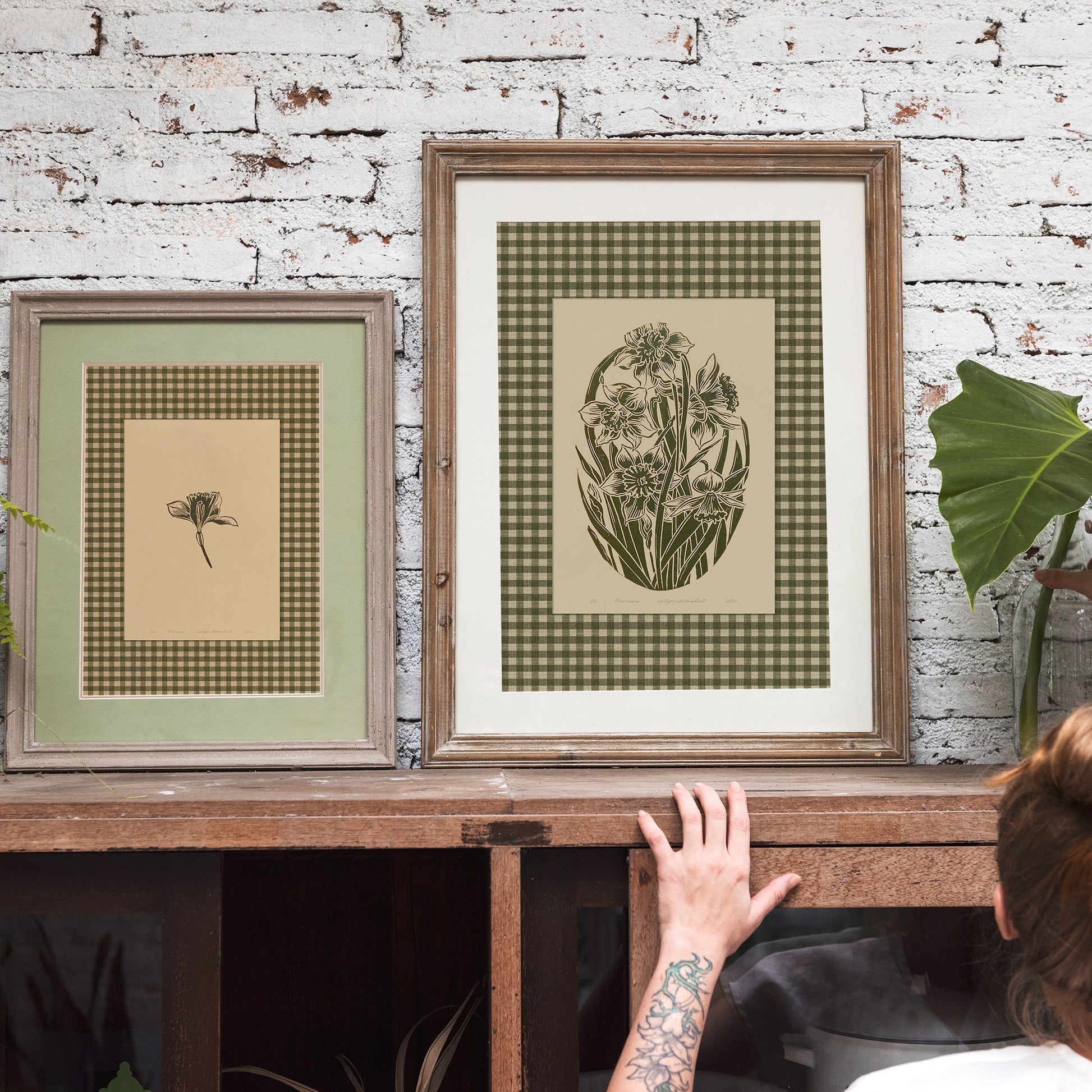 Printable Sage Green Gingham Daffodil Flower Linocut Prints Retro Cottagecore Chateaucore Checkered Wall Art Study Room Decor Digital Poster entryway hallway moody, quiet luxury art, soft neutral, slow living wall decor, romantic, foraged wall art, wife present, Floral wall art, Farmhouse wall decor, Farmhouse wall art, farm kitchen wall art, farm decor, easter gift, dorm room decor, Dining Room Decor, vintage flowers, mindfulness decor, Dining room art, daughter in law gift, old world