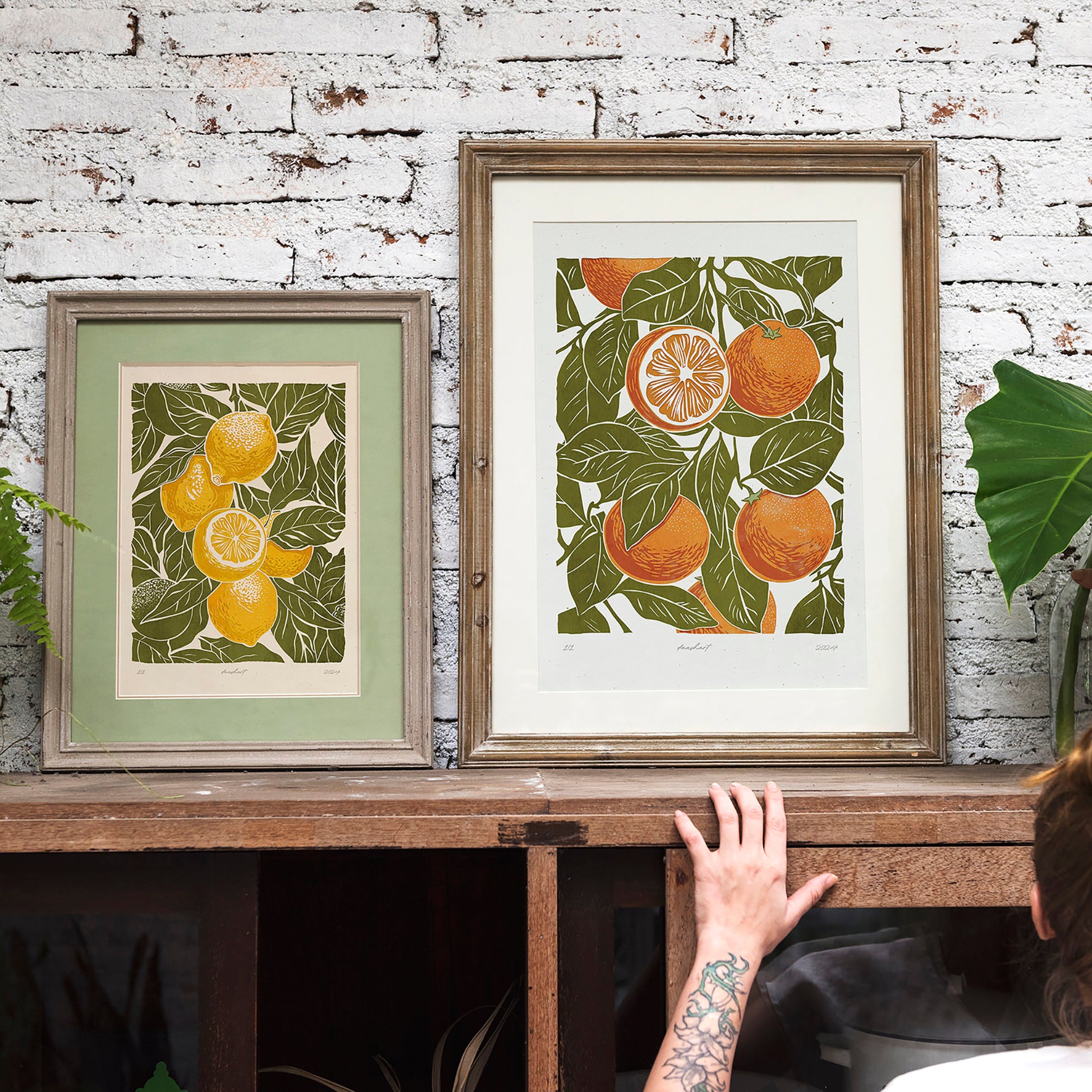 Gallery wall set of 2 Sage green oranges and lemons fruits «Sagreen Lemoranges» Printable linocut wall art posters farm bathroom prints, living room wall art, dorm room decor, laundry room decor, mens room decor, home office decor, kids children nursery,&nbsp;
new home gift, home gift unique, self gift, house warming gift, housewarming gift, thank you gift, heirloom gift, long distance gift, gift for husband, thinking of you gift, new job gift, girlfriend gift, gift for boyfriend, gift for her friend