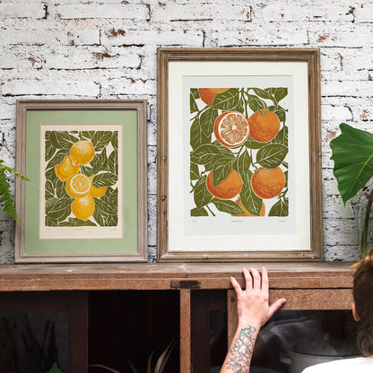 Gallery wall set of 2 Sage green oranges and lemons fruits «Sagreen Lemoranges» Printable linocut wall art posters farm bathroom prints, living room wall art, dorm room decor, laundry room decor, mens room decor, home office decor, kids children nursery,&nbsp;
new home gift, home gift unique, self gift, house warming gift, housewarming gift, thank you gift, heirloom gift, long distance gift, gift for husband, thinking of you gift, new job gift, girlfriend gift, gift for boyfriend, gift for her friend